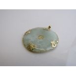 14ct gold mounted circular jade pendant. Est £30-50