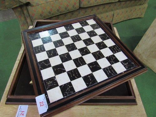 Franklin Mint traditional 'World Chess Federation' chess set c/w chequer board. Estimate £40-60 - Image 3 of 4