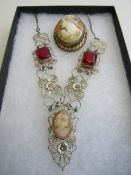 14No loose cameo's together with cameo brooch and necklace in box. Est £20-40