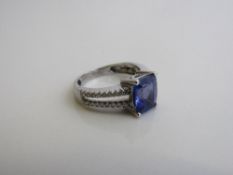 18ct white gold ring set with a rectangular blue stone. Size K weight 4.0gms. Est £90-120