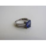 18ct white gold ring set with a rectangular blue stone. Size K weight 4.0gms. Est £90-120