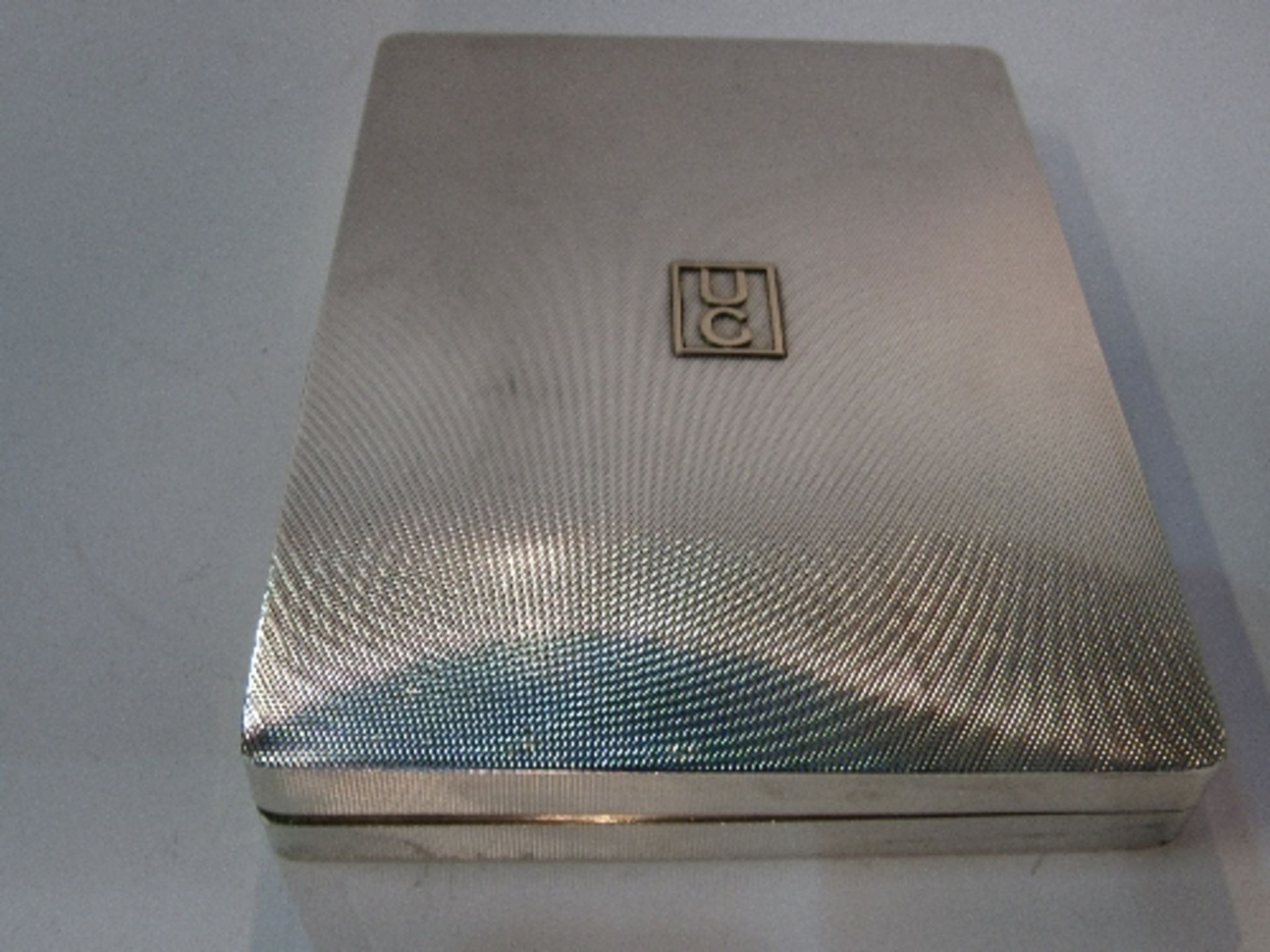 Exquisite silver travelling make-up case. Almost invisible hinges, engine turned & monogrammed UG in - Image 2 of 4