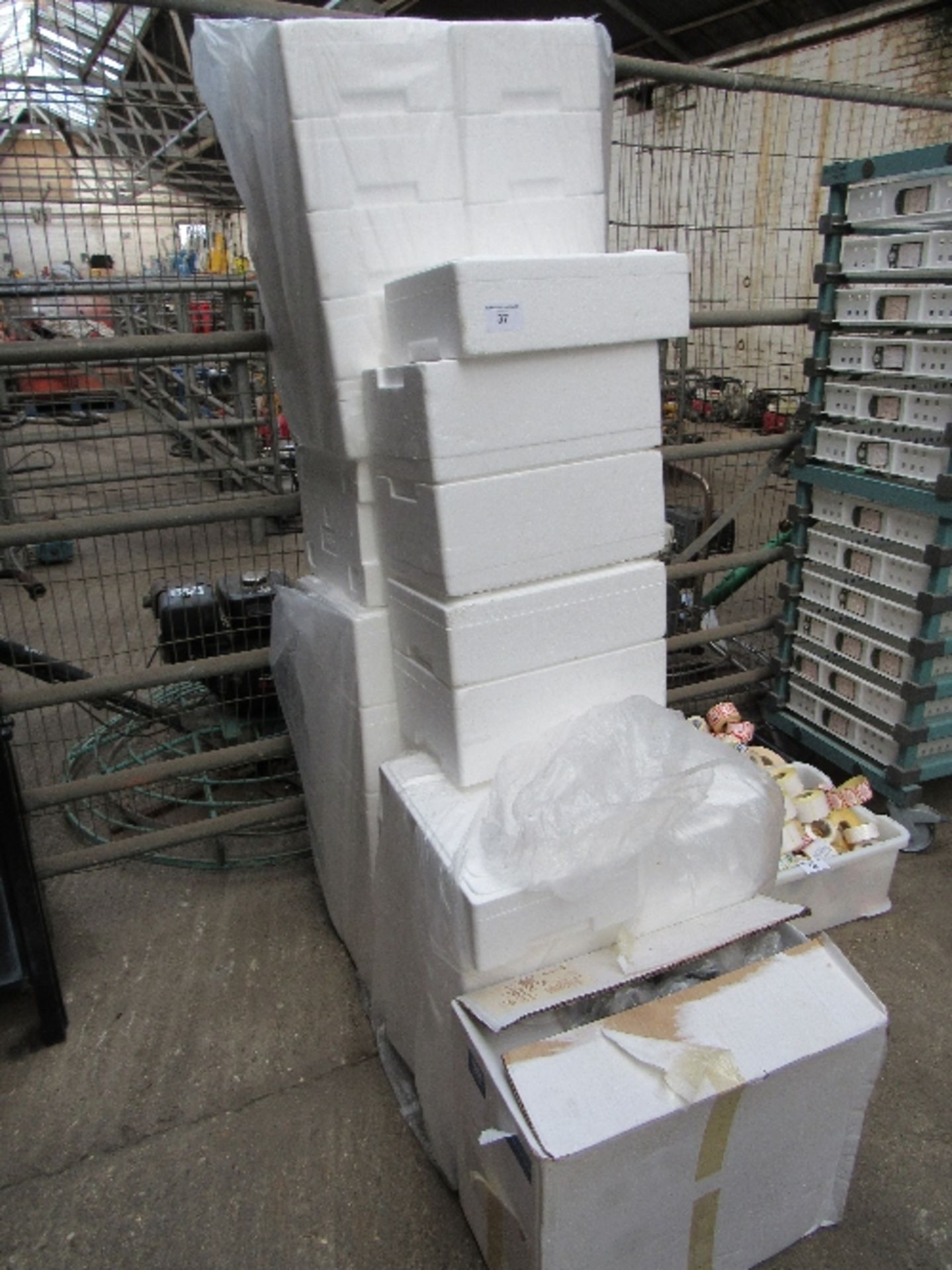 Qty of polystyrene boxes & 2 part rolls of chilled packaging material