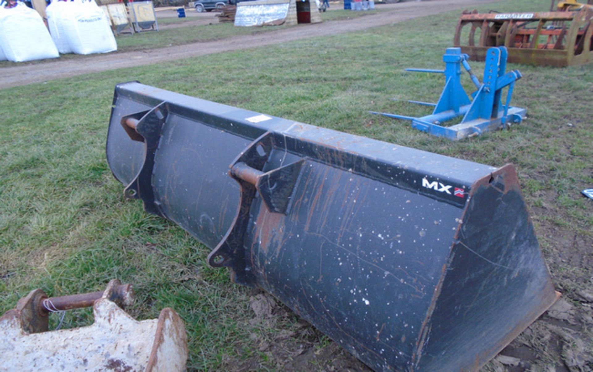 7ft tractor bucket - Image 2 of 2