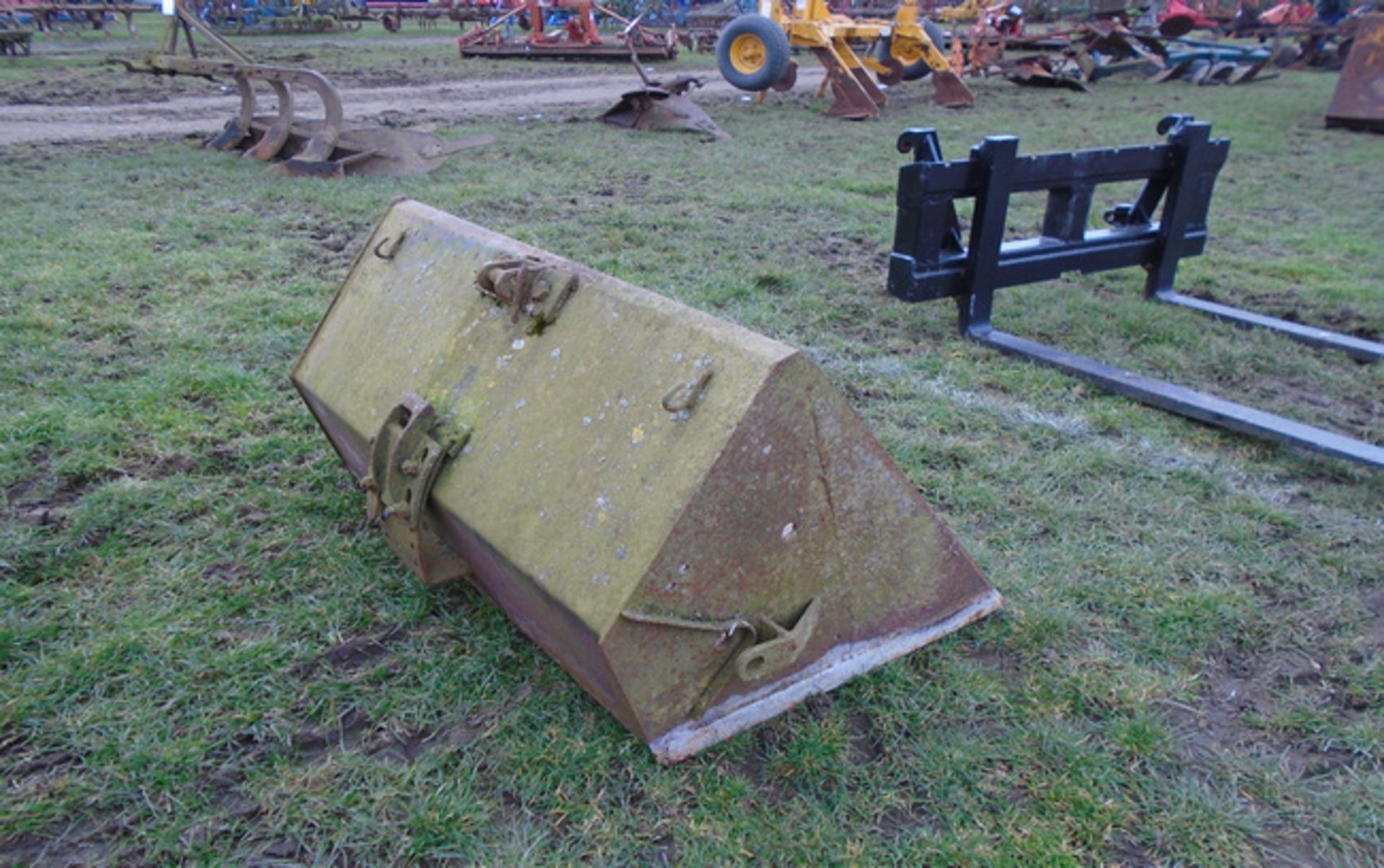 Bucket for tractor loader