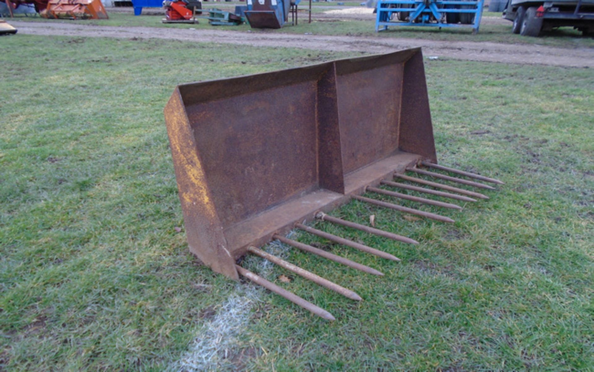 Tractor bucket