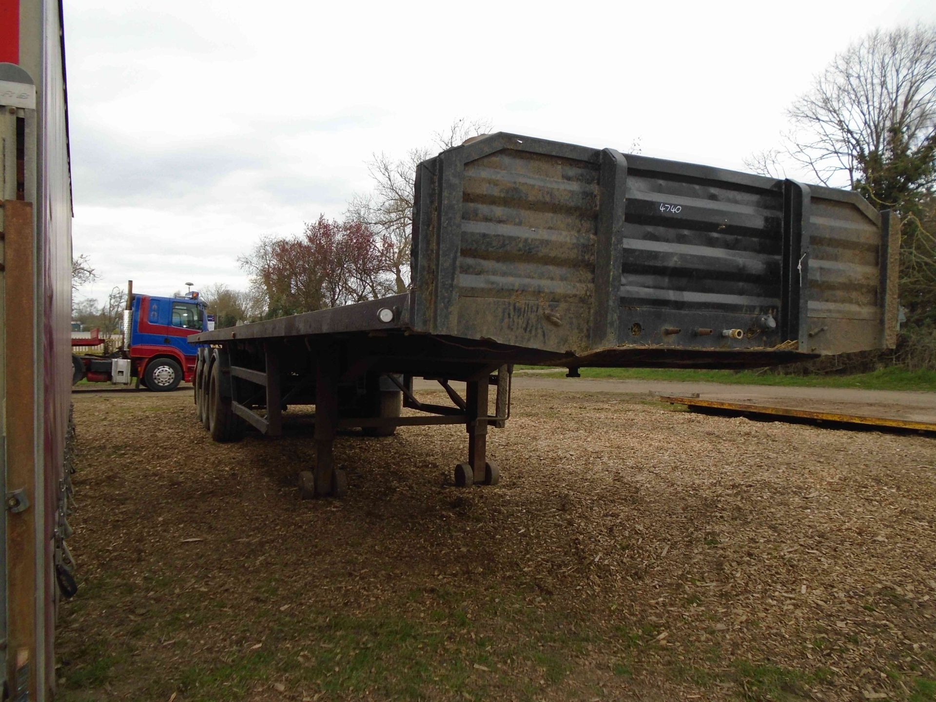 Tri axle artic trailer on steel suspension with loading ramps