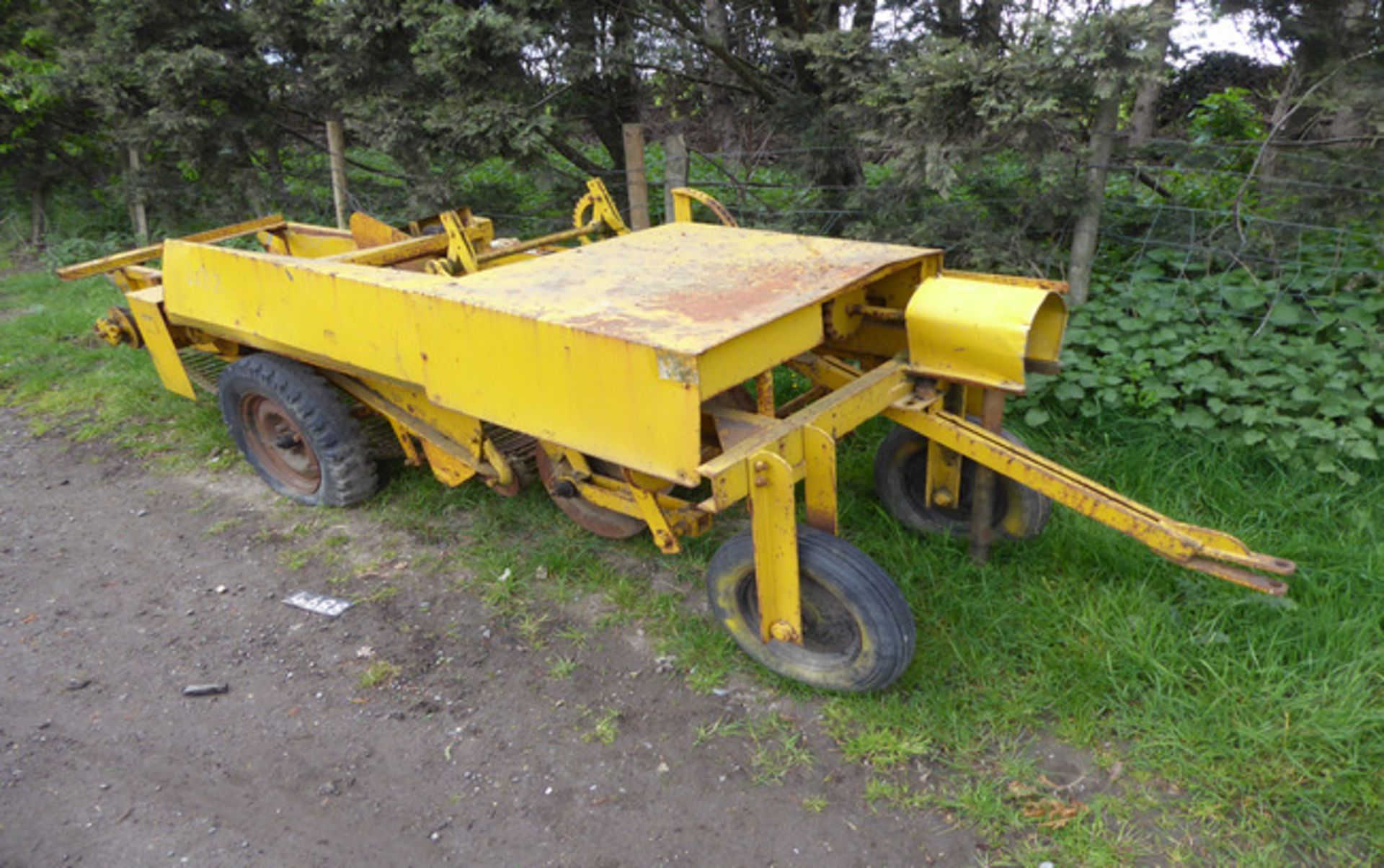 Single row potato lifter