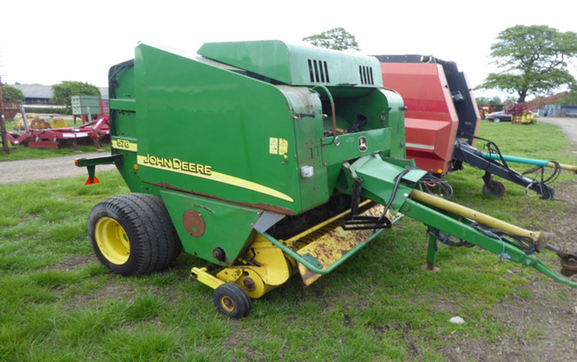 John Deere 578 round baler