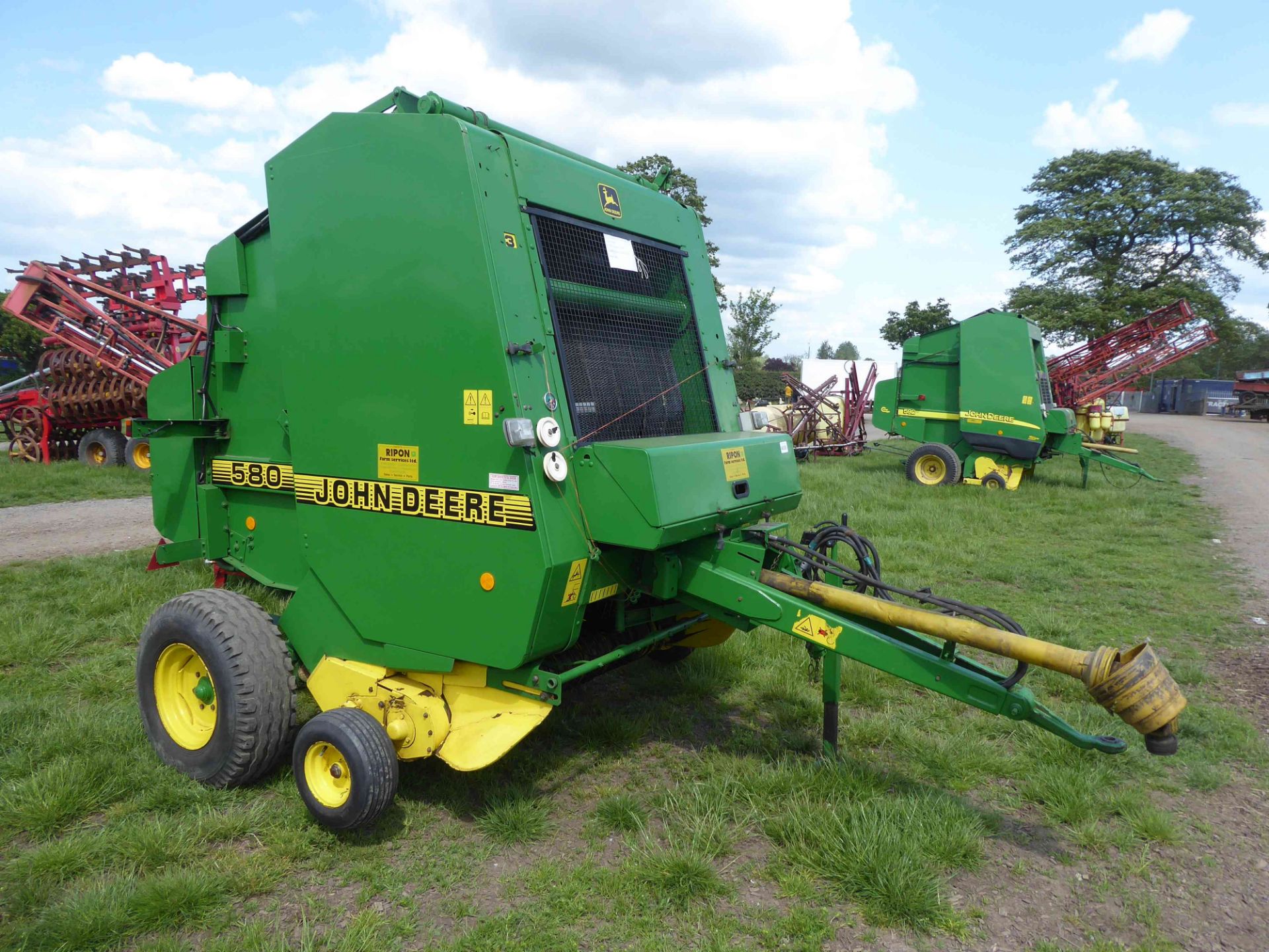 John Deere 580 round baler, net and twine, good running order - Image 2 of 2