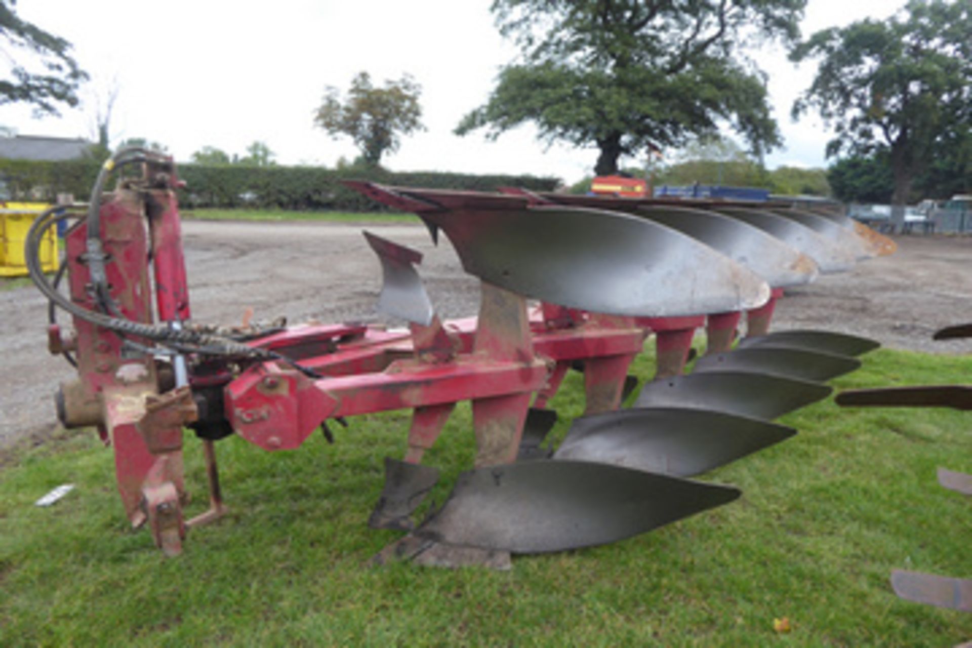 1997 Naud 55/40 5F hydraulic vari width spring back plough c/w 2 spare mould boards - Image 2 of 2