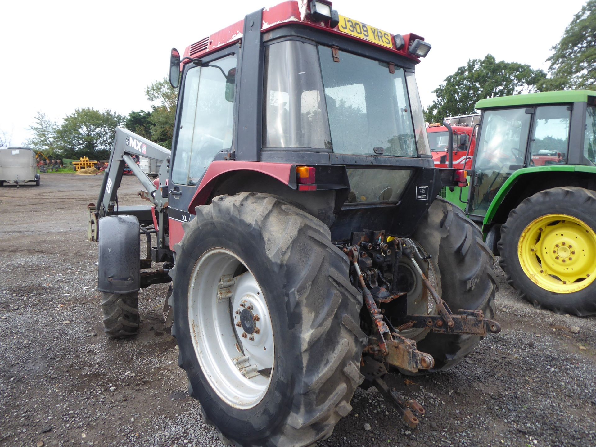 Case International 795 tractor with loader - Image 2 of 2