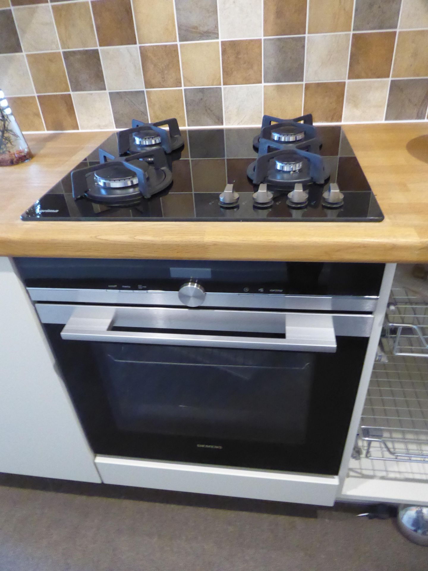 Burbidge Otto Alabaster units and S.oak worktop w/ Salter built in digital weigh, Excludes oven/hob - Image 4 of 5