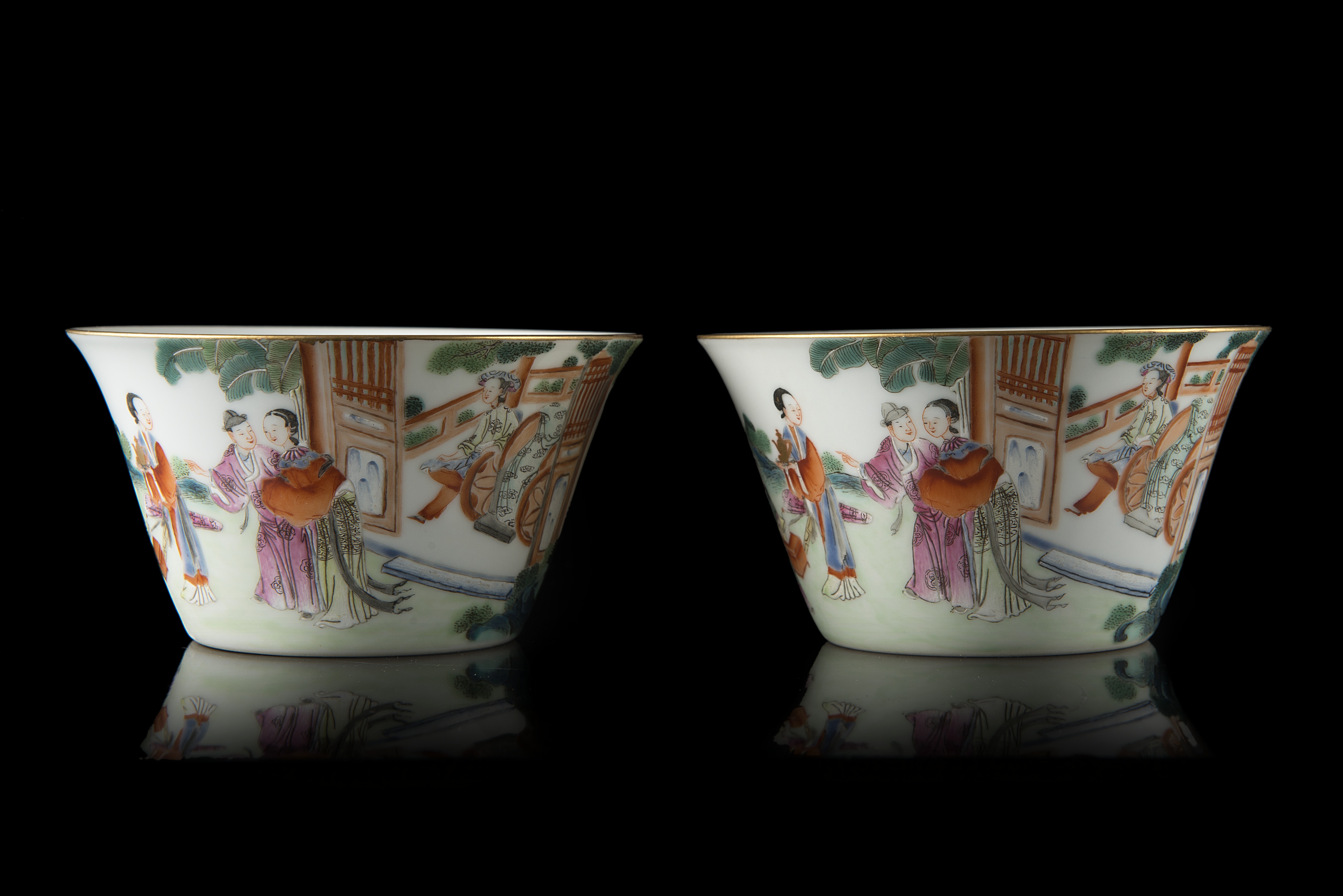 Two small Famille Rose porcelain cups each decorated with figuresChina, 19th century(d. 11 cm.)ITDue