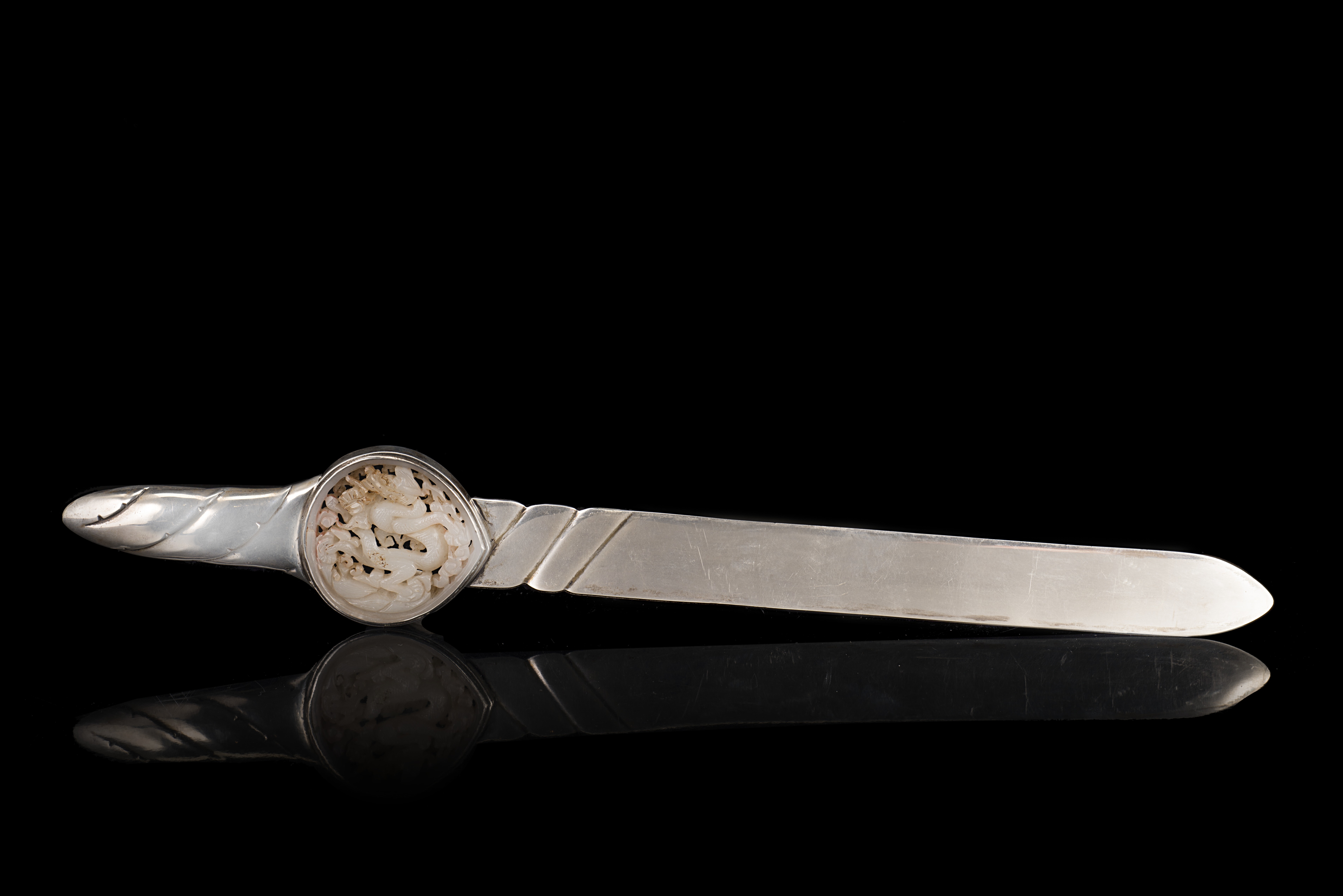 A silver paperknife with inset jade plaqueChina, 20th century(l. 37.5 cm.)ITTagliacarte in argento