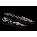 Indian ManufactureTwo ritual bronze daggers(l. max 25 cm.)ITManifattura IndianaDue pugnali rituali