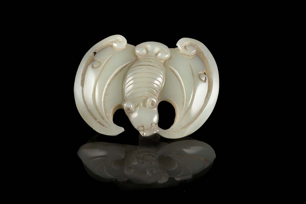 A celadon jade carving of a bat and a coinChina, 20th century(l. 5.5 cm.)ITPipistrello con moneta in