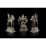 Indian ManufactureThree bronze sculptures(h. max 17 cm.)ITManifattura IndianaTre sculture in