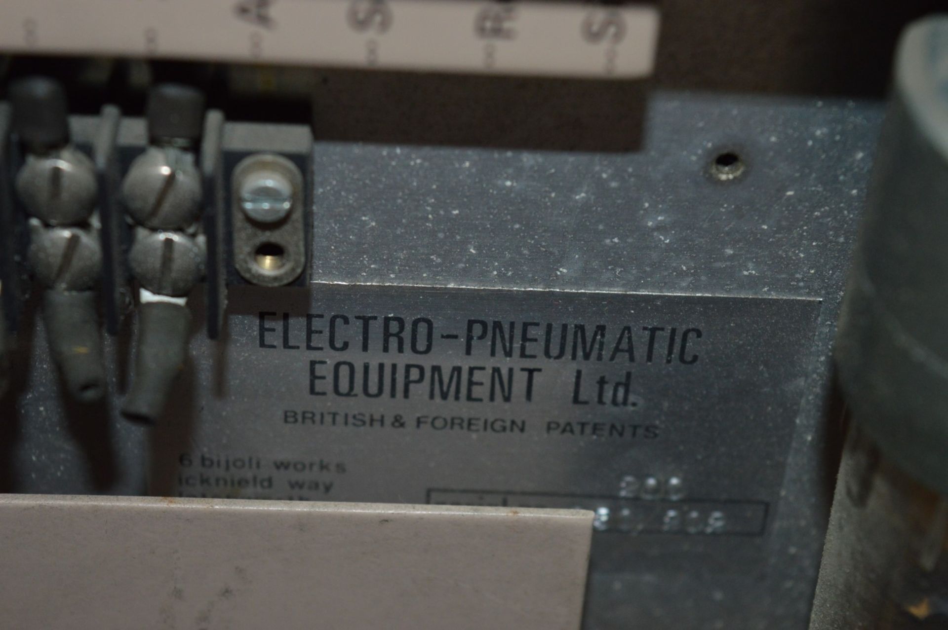 1 x Epetron 200 Mk2 Electro Pneumatic Tester - Vintage Test Equipment - CL011 - Ref J611 - Location: - Image 3 of 8