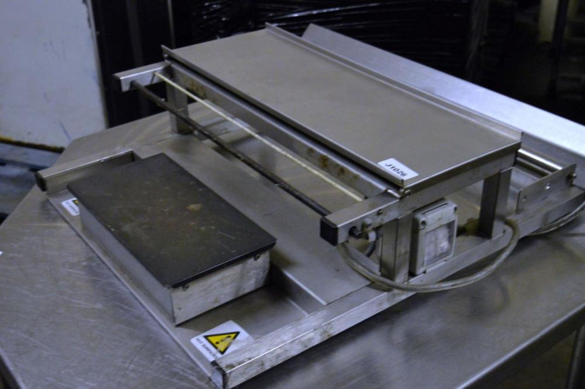 1 x Metalcraft 240v Countertop Food Tray Sealer - H18 x W56 x D61 cms - CL282 - Ref J1026 - Location - Image 4 of 5