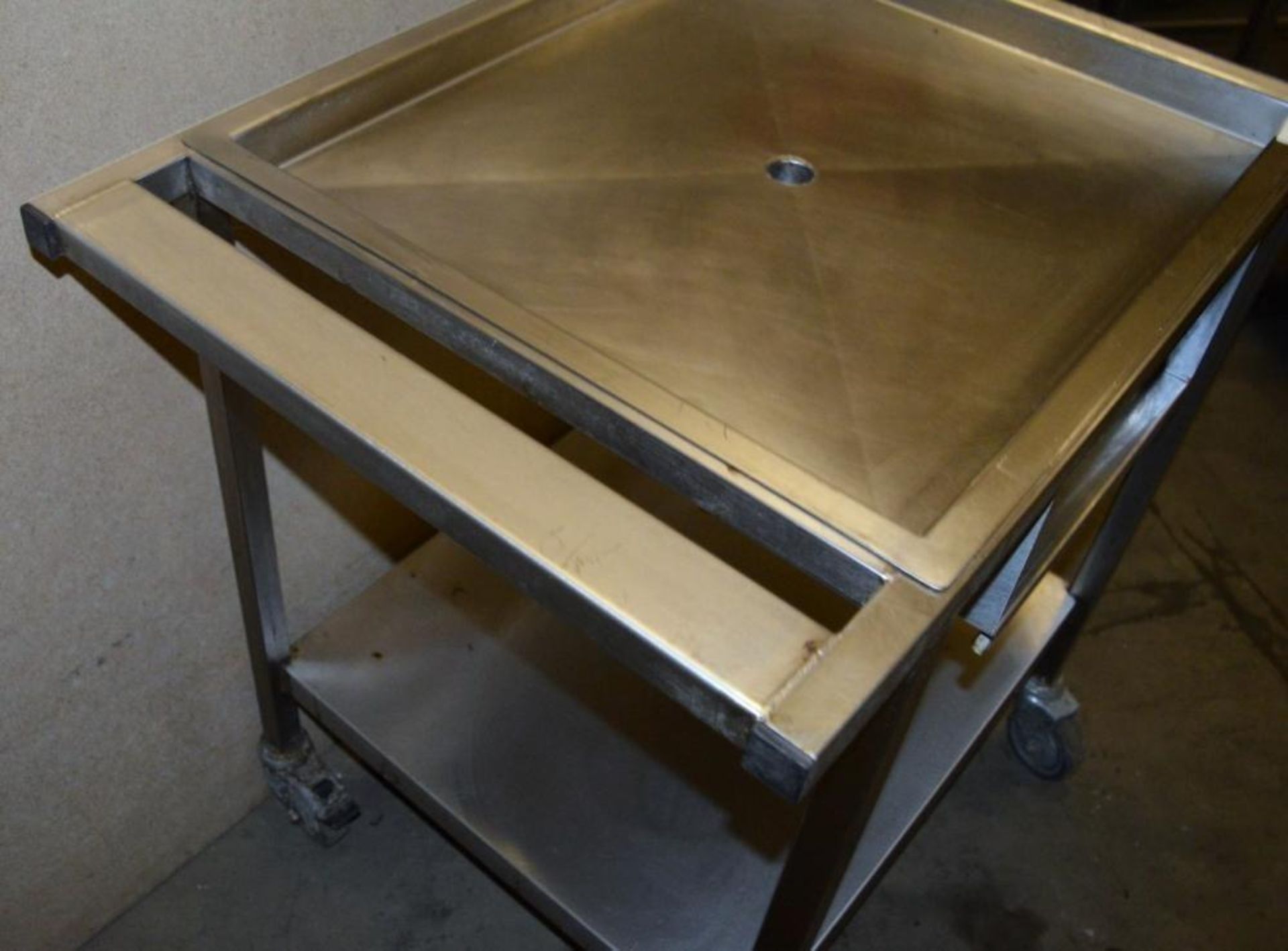 1 x Wheeled Stainless Steel Prep Bench with Drain Hole - Dimensions: 81.5 x 60.5 x 88cm - Ref: J1002 - Image 2 of 4