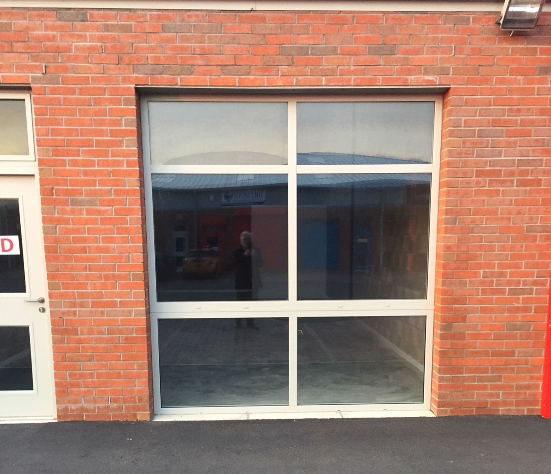 4 x Bespoke Curtain Wall Glazed Screens With Toughened Glass for Industrial Units - CL335 - - Bild 3 aus 4