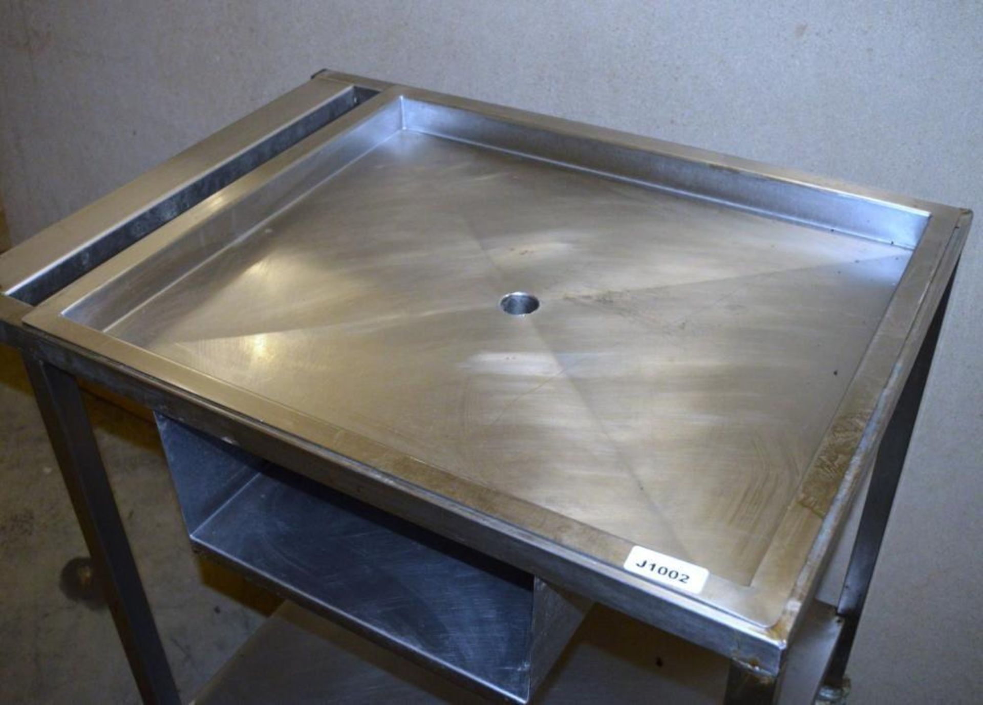 1 x Wheeled Stainless Steel Prep Bench with Drain Hole - Dimensions: 81.5 x 60.5 x 88cm - Ref: J1002 - Image 3 of 4