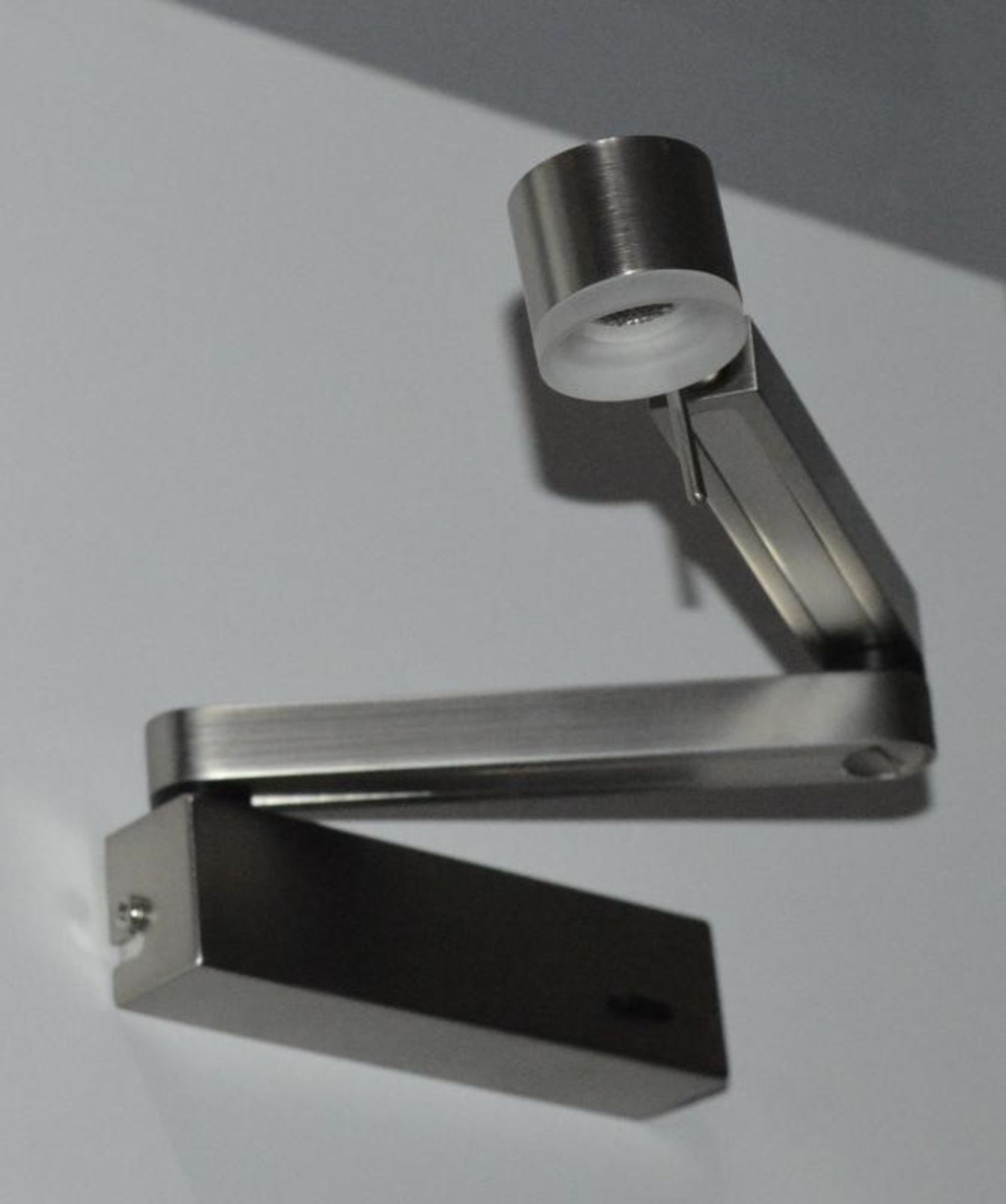 1 x Satin Silver LED Adjustable Wall Light - Ex Display Stock - CL298 - Ref J148 - Location: Altrinc - Bild 3 aus 3