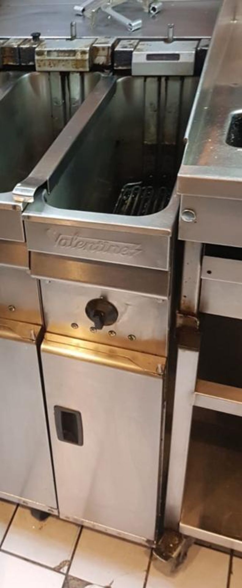 1 x Valentine Single Tank Electric Fryer With Stainless Steel Construction - CL332 - Location: