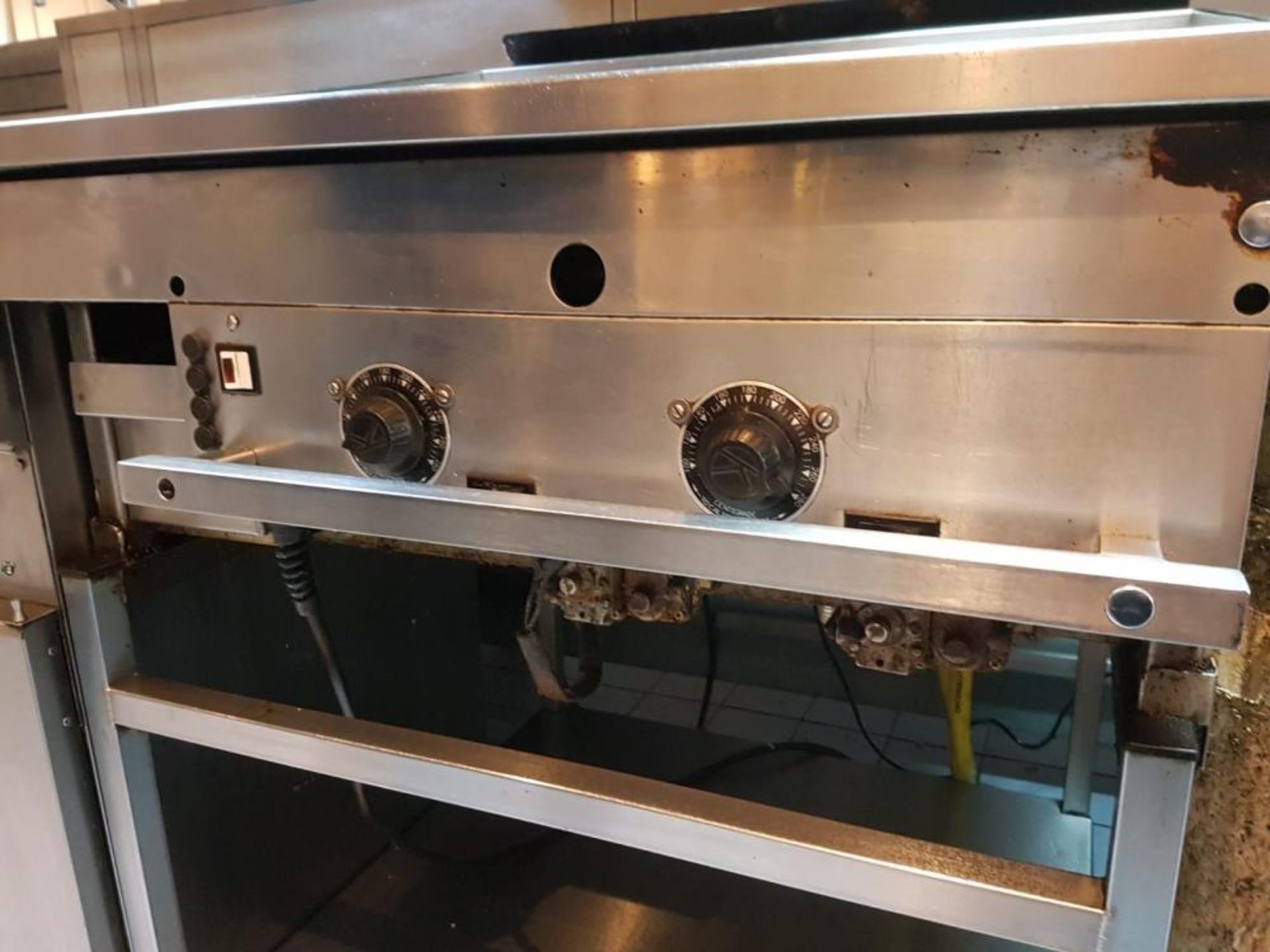1 x Keating Heavy Duty Stainless Steel Natural Gas Griddle With Stand on Castors - CL332 - Location: - Image 4 of 4