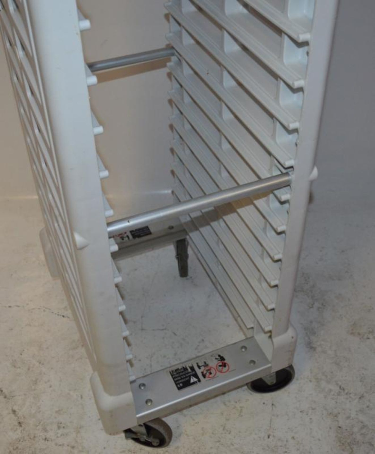 1 x Rubbermaid 16 Tier Plastic Mobile Tray Rack - H172 x W46 x D58 cms - CL232 - Ref J1229 - Locatio - Image 3 of 3