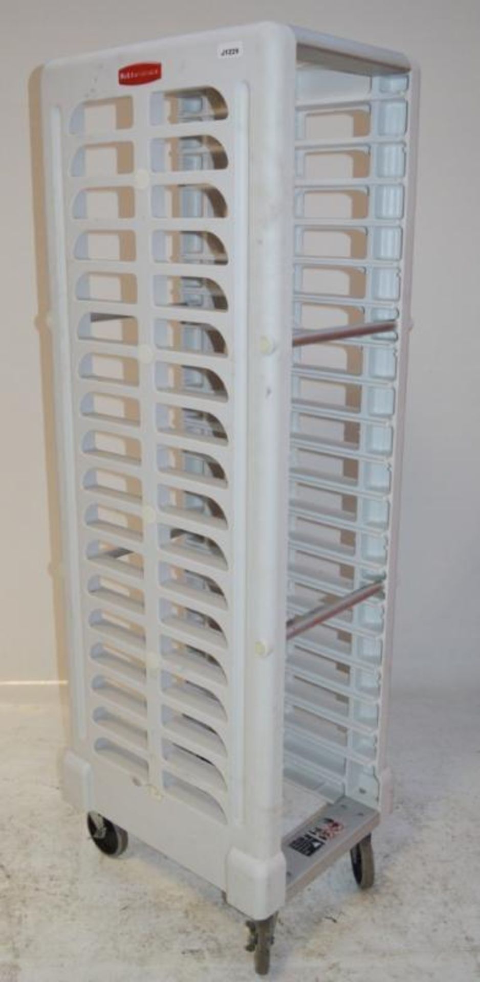 1 x Rubbermaid 16 Tier Plastic Mobile Tray Rack - H172 x W46 x D58 cms - CL232 - Ref J1229 - Locatio