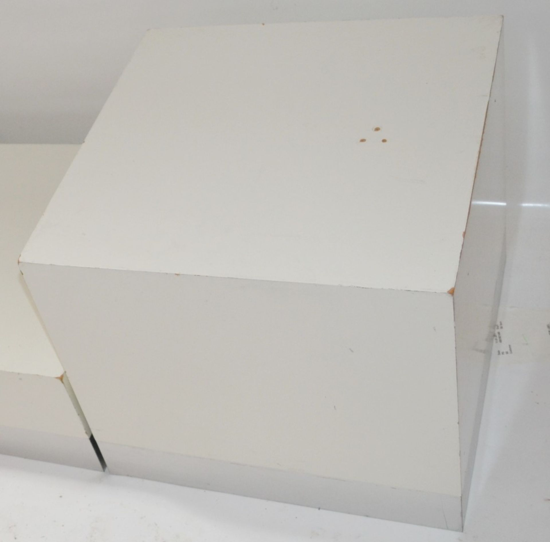 3 x Shop Display Plinths In Pale Cream And Silver - 2 Sizes Supplied - Dimensions: - Ref: - Image 3 of 5