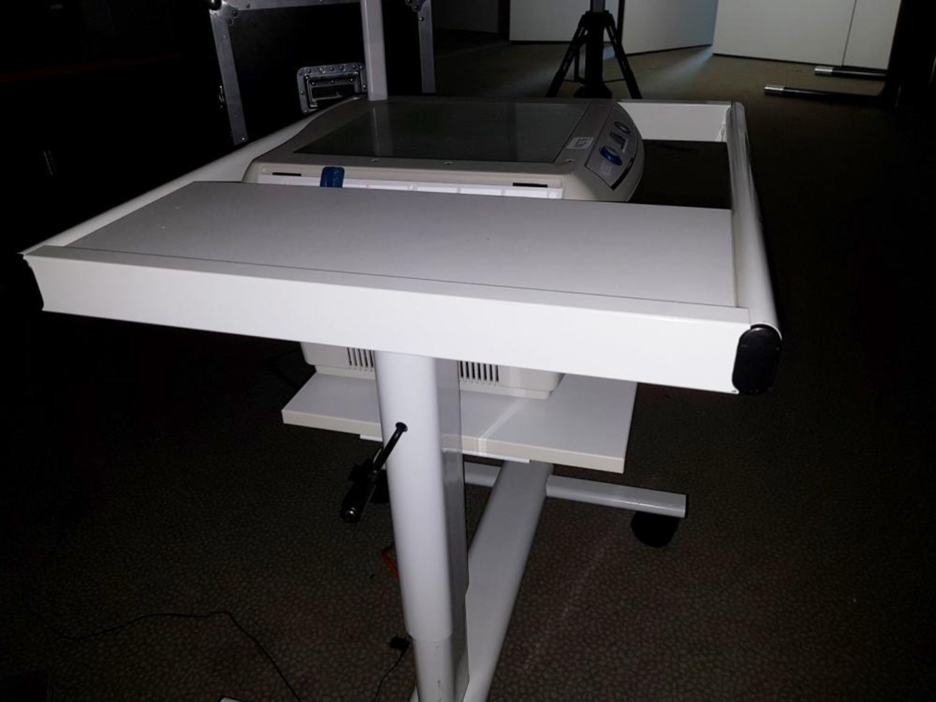 1 x Nobo Overhead Projector and Grey Projector Trolley with Adjustable Height and Folding - Image 4 of 5