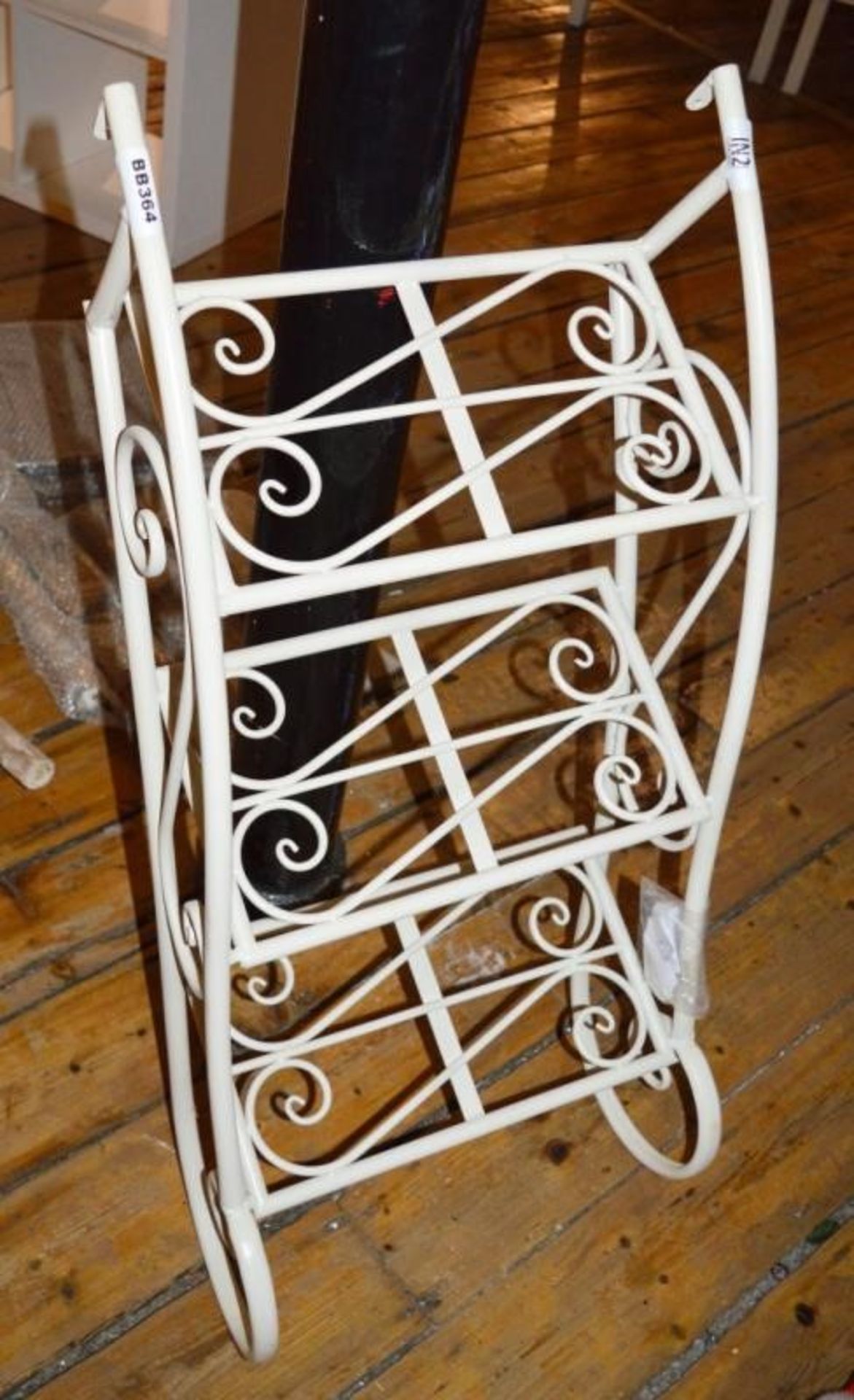 1 x Set of Metal Three Tread Steps in Cream - 102 x 47 cms - Ref BB364 PTP - CL351 - Location: Chorl