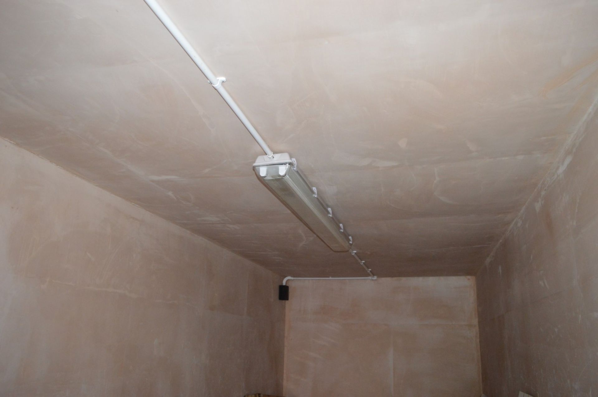 1 x Commercial 20ft Shipping / Storage Container - Internally Plastered With Light Fitting - H256 - Image 4 of 8