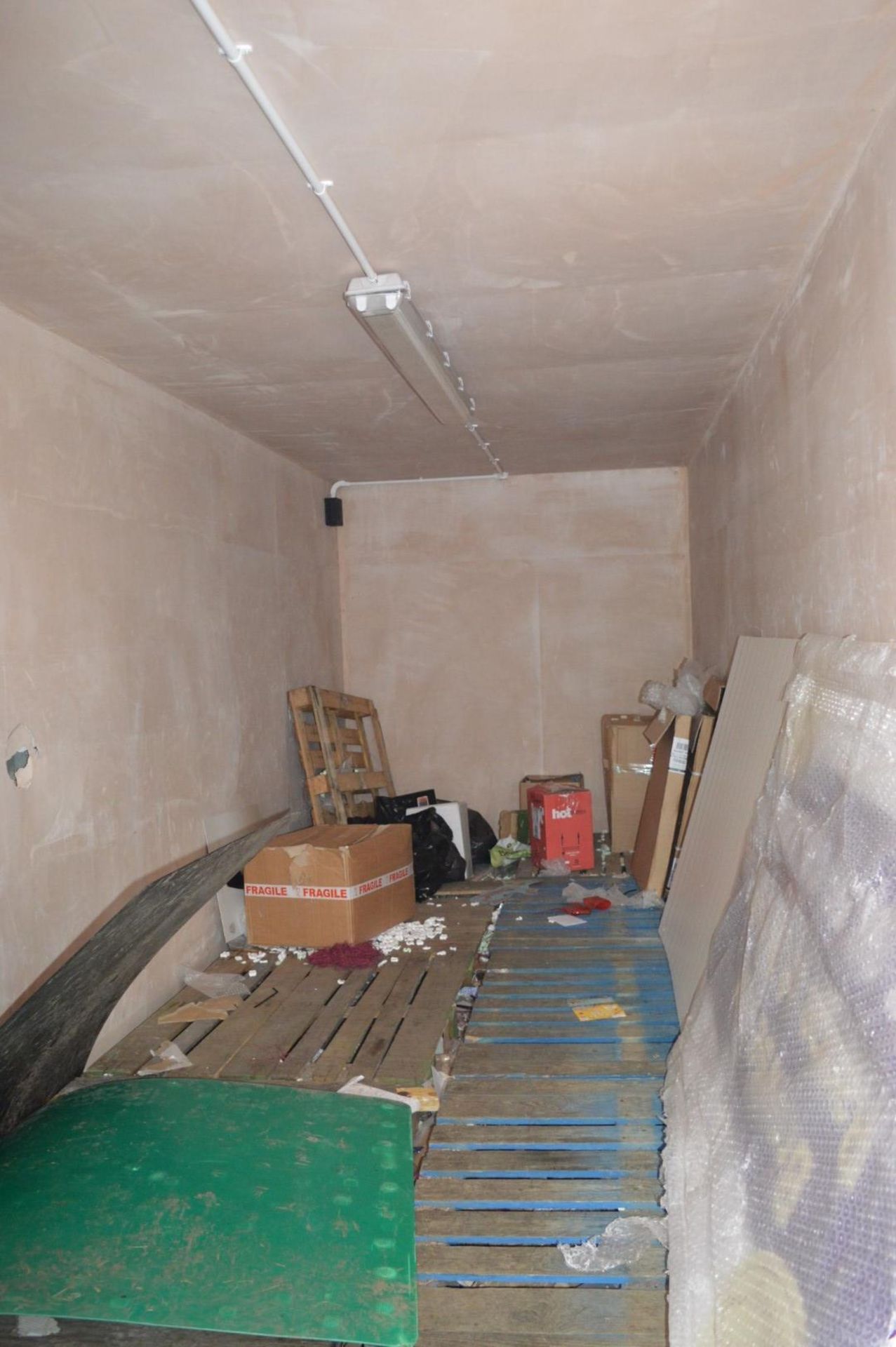 1 x Commercial 20ft Shipping / Storage Container - Internally Plastered With Light Fitting - H256 - Image 2 of 8