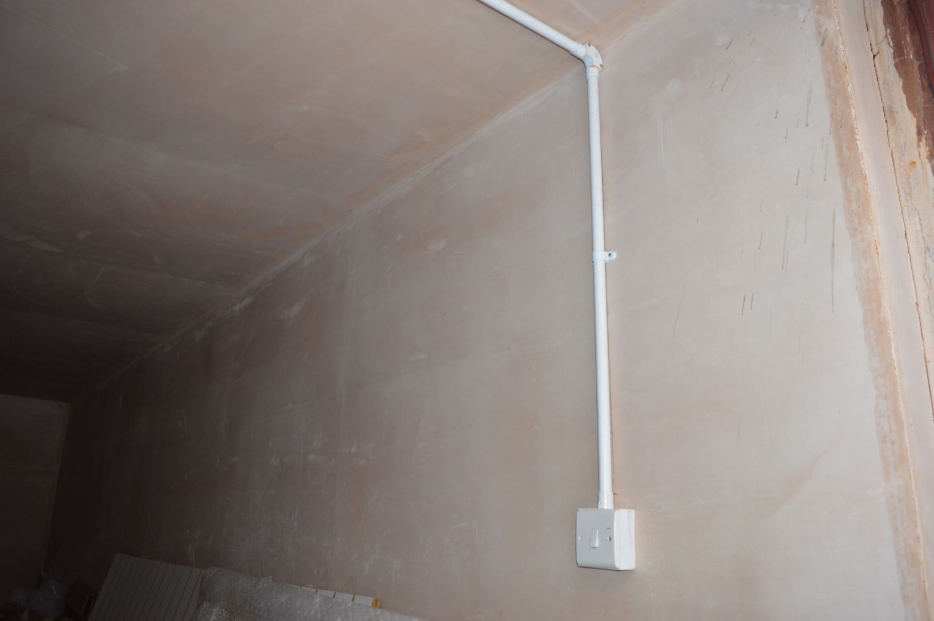 1 x Commercial 20ft Shipping / Storage Container - Internally Plastered With Light Fitting - H256 - Image 3 of 8