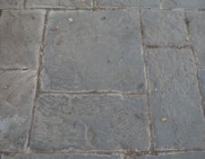 1 x Reclaimed Henslate Paving Area Measuring Approx 490 x 430 cms - Features Central Circular Design