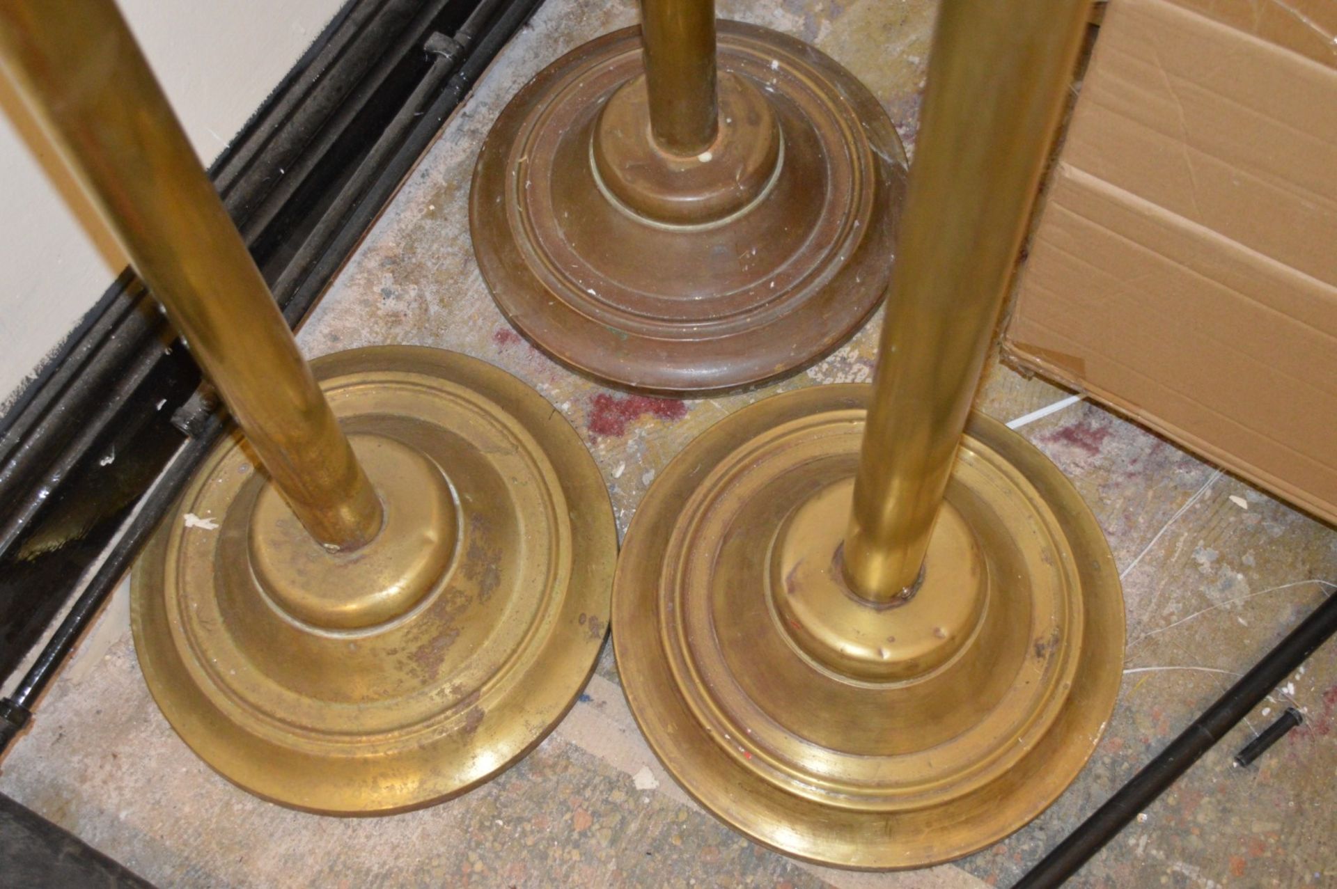 3 x Heavy Duty Brass Barrier Posts With Ropes - Ideal For Use in Hotels, Restaurants, Clubs or - Image 3 of 5