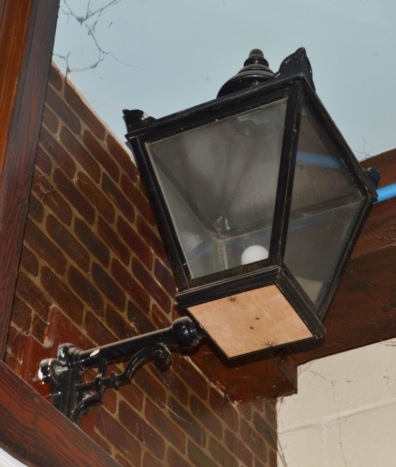 1 x Victorian Style Wall Lantern Light Fitting - Large Size in Black - Ref BB670 GF - CL351 -