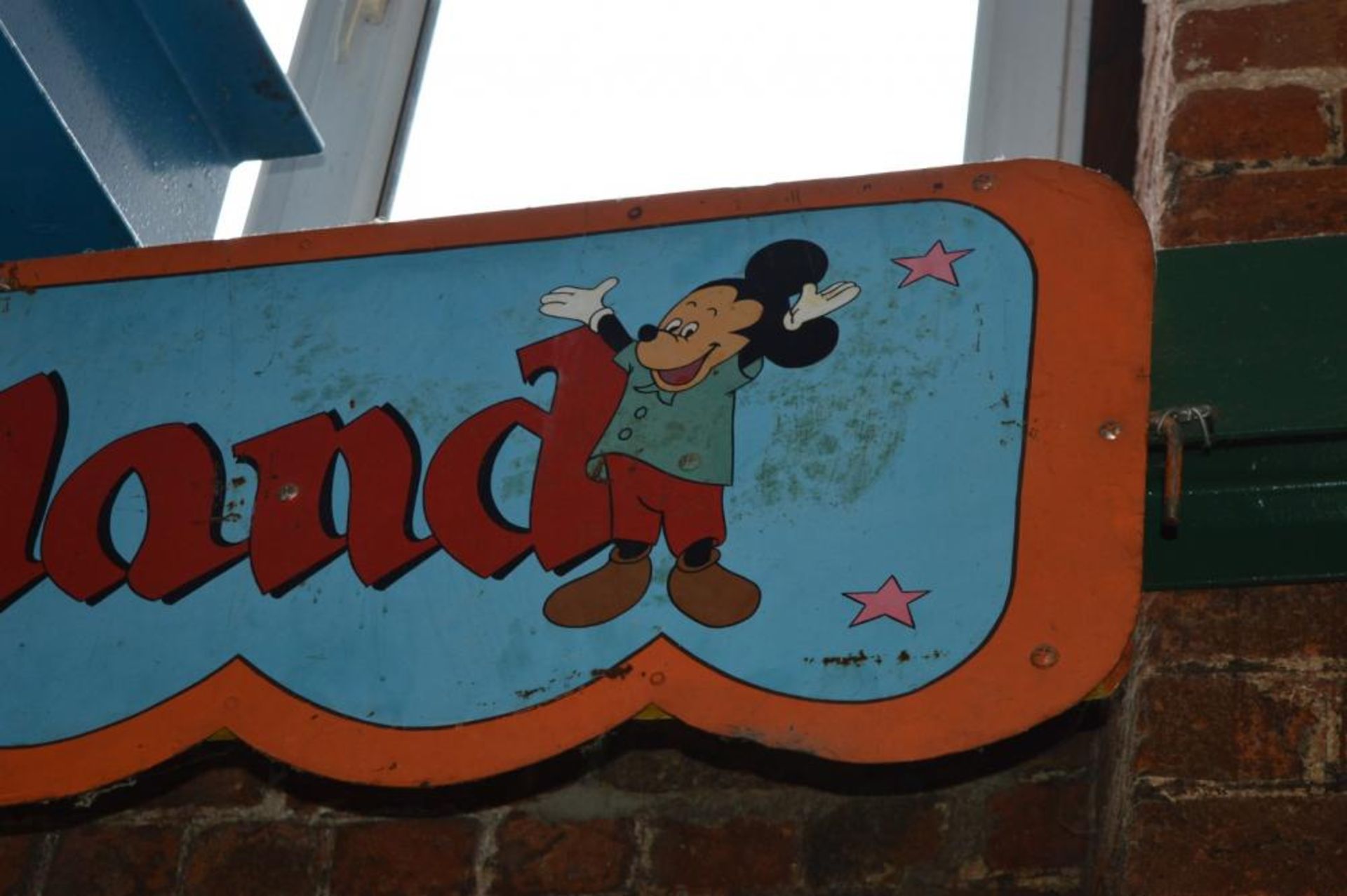 1 x Vintage Metal Hand Painted Fairground Ride Barrier Fence Panel With Braced Back and Mounting Hoo - Image 2 of 2