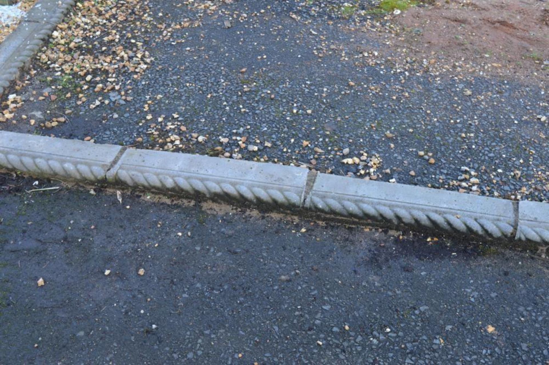25 x Border Paver Bricks - Lawn Edging With Rope Design - L60 x H17 cms - Ref BB793 OS - CL351 - Loc - Image 4 of 4