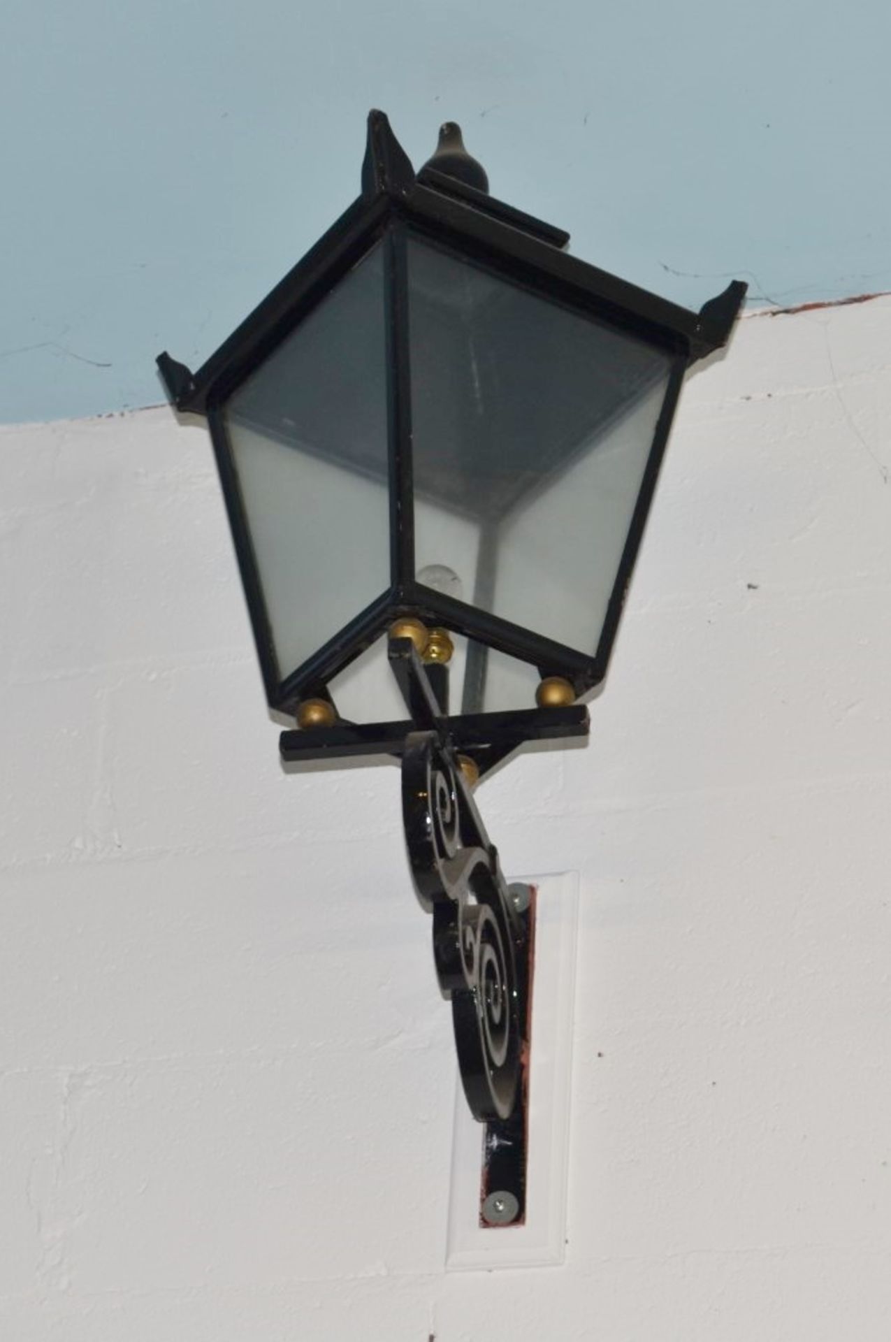 1 x Victorian Style Wall Lantern Light Fitting - Large Size in Black - Overal Height Approx 90 cms - - Image 3 of 4