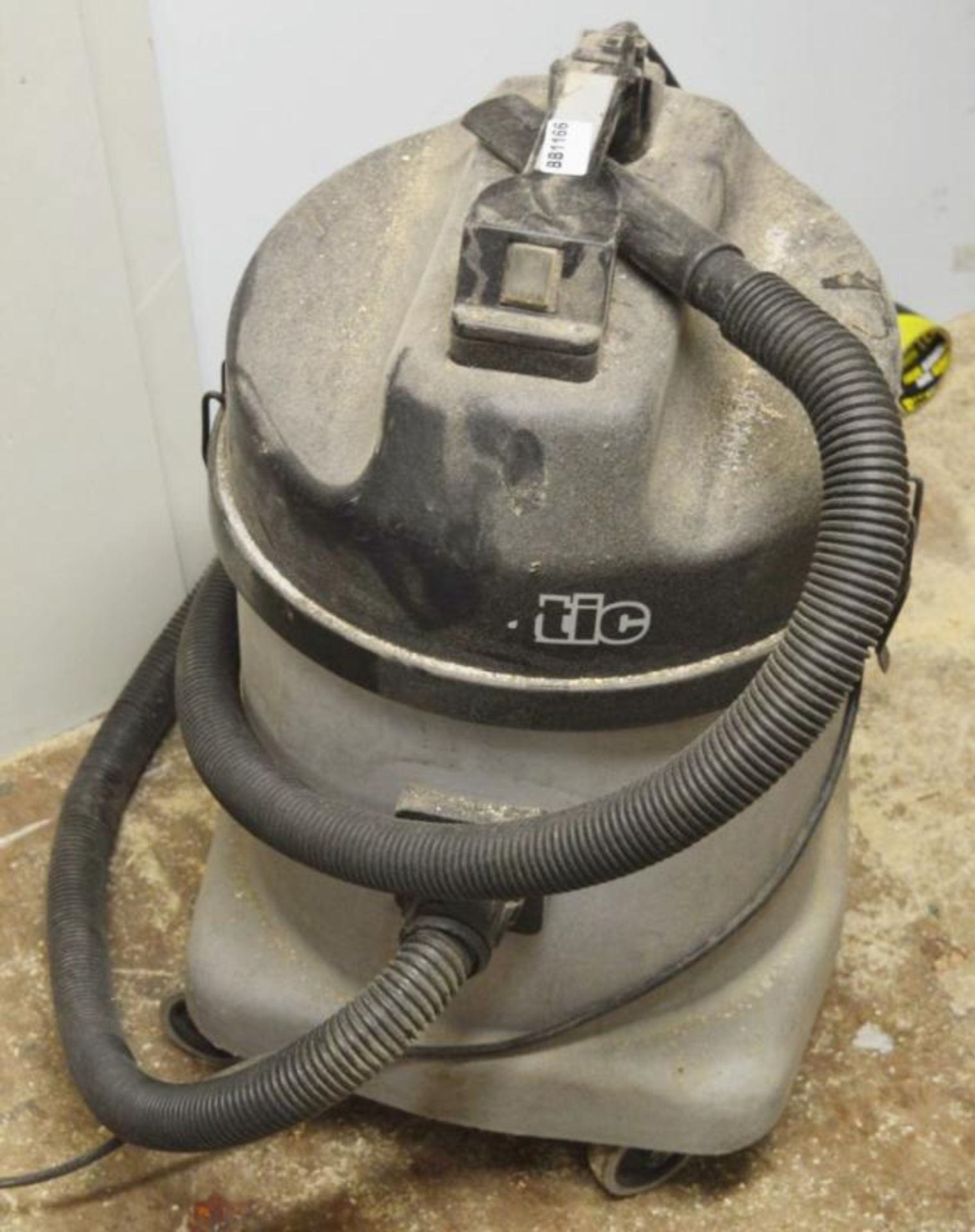 1 x Numatic Vacuum Cleaner in Grey - Ref BB1166 MC - CL351 - Location: Chorley PR6 - Image 2 of 2