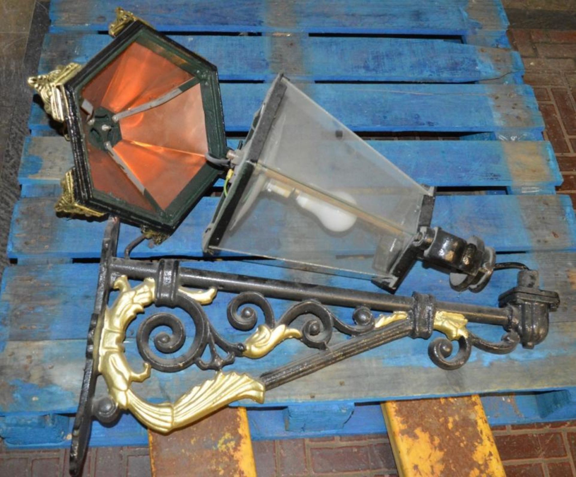 1 x Vintage Cast Iron Outdoor Wall Light in Black and Gold With Copper Top - Height 75 cms x Project