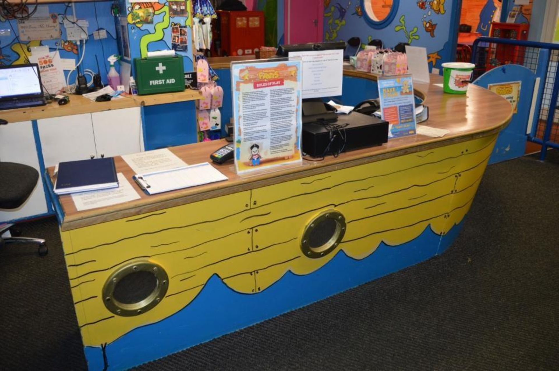 1 x Puddletown Pirate Ship Reception Counter With Magnetic Visitors Door - H82 x W370 x D490 cms - R - Image 4 of 9