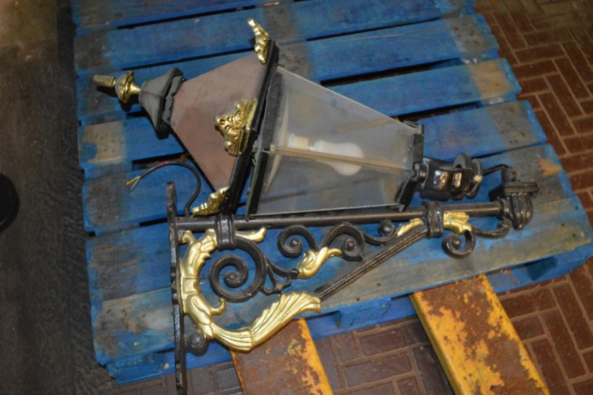 1 x Vintage Cast Iron Outdoor Wall Light in Black and Gold With Copper Top - Height 75 cms x Project - Image 3 of 4