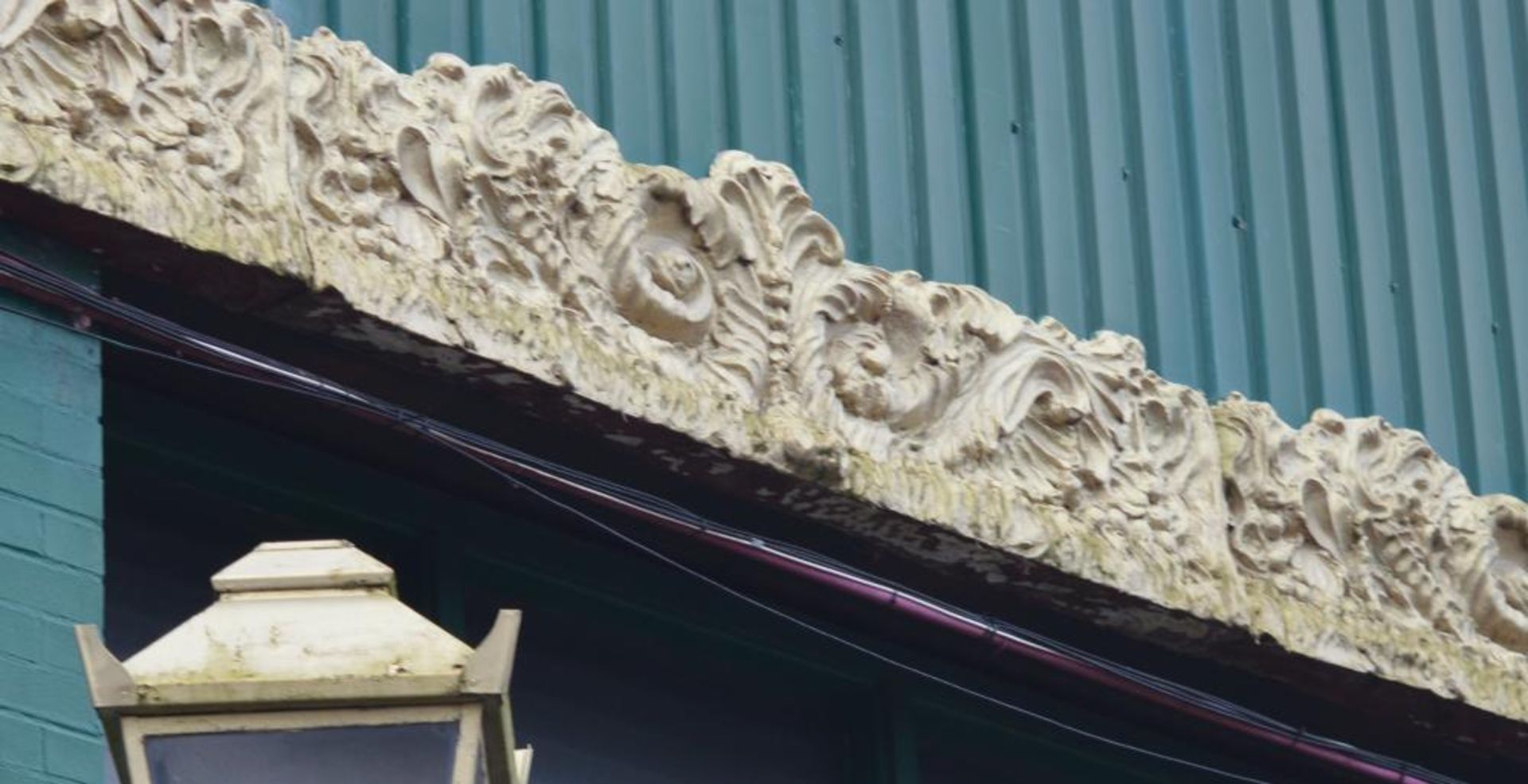 1 x Large Collection of Ornate Paneling Finished in Gold - Approx Length of Building 100ft - BB000 O