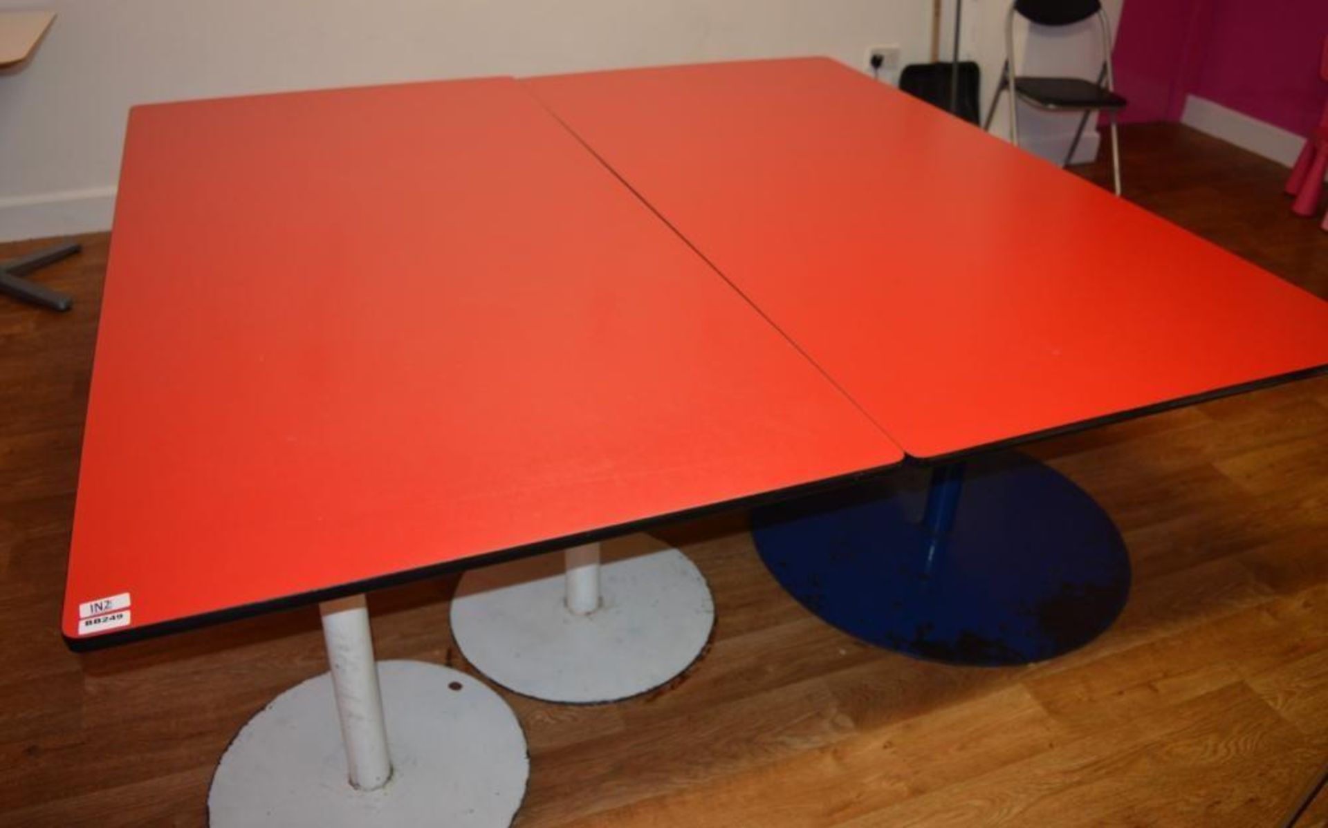 2 x Large Party Tables in Red With Steel Pedestal Basis and Unicorn Party Table Cover - H71 x W101 x - Image 3 of 4